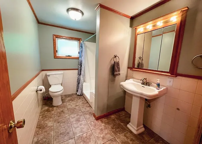 3 Bedroom Home Outside Of Berlin, Patio With Hot Tub!