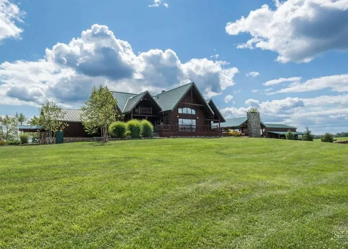Stunning Cedar Log Home With Panoramic Views - Hot Tub - Game Bar & Theatre Rooms